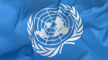 blaue Flagge mit weißem Symbol der United Nations