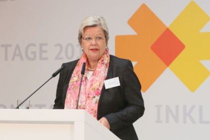 Frau Lampersbach hält eine Rede