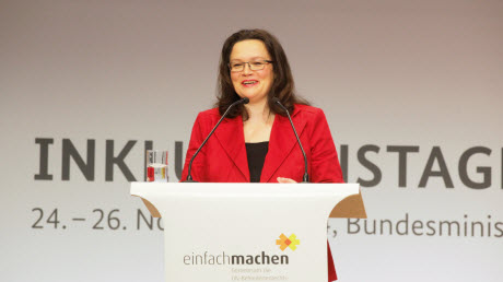  Ministerin Frau Andrea Nahles hält eine Rede