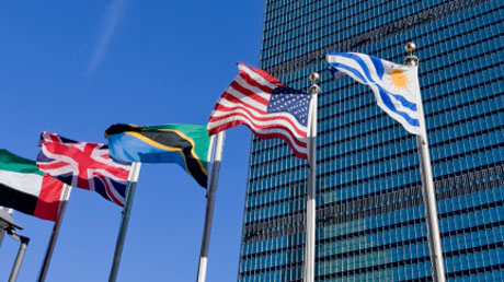 Flaggen unterschiedlicher Nationen vor dem Gebäude der United Nations