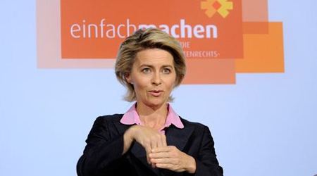 Ministerin Frau Von der Leyen hält eine Rede