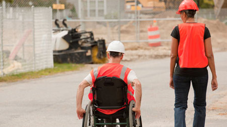 Bauarbeiter im Rollstuhl