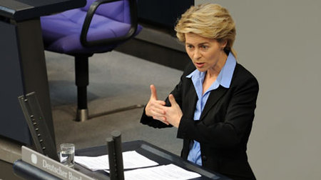 Ministerin Frau Von der Leyen hält eine Rede